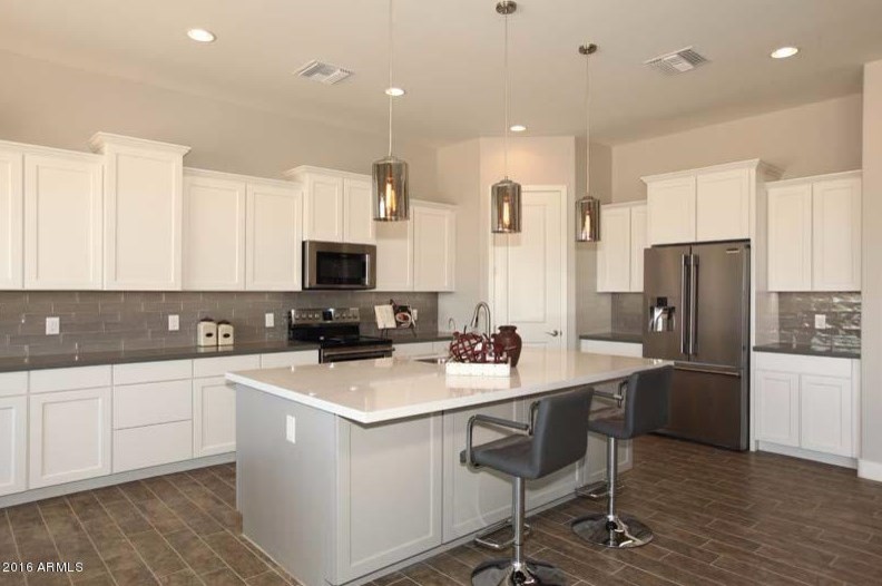 Kitchen - transitional kitchen idea in Phoenix
