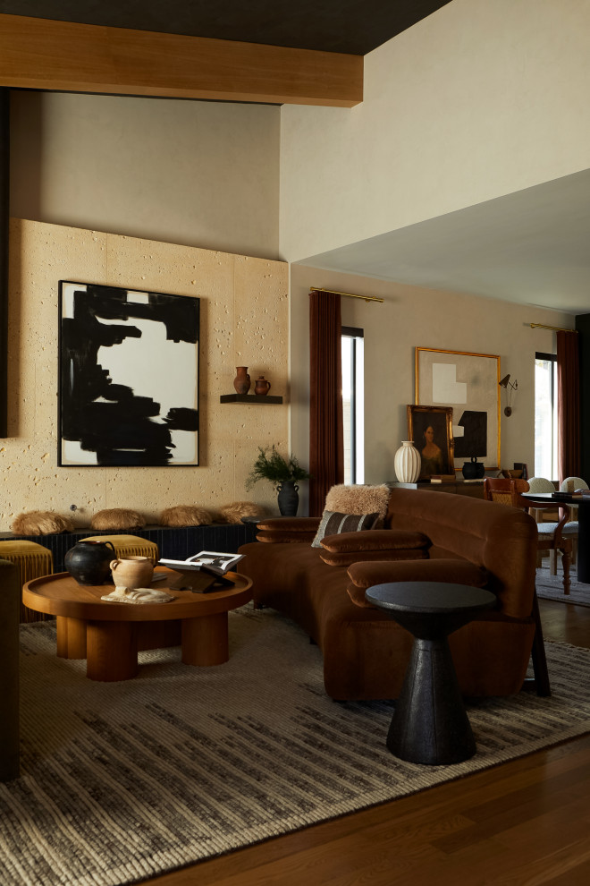Immagine di un soggiorno minimal di medie dimensioni e aperto con sala formale, pareti beige, pavimento in legno massello medio, pavimento marrone e travi a vista