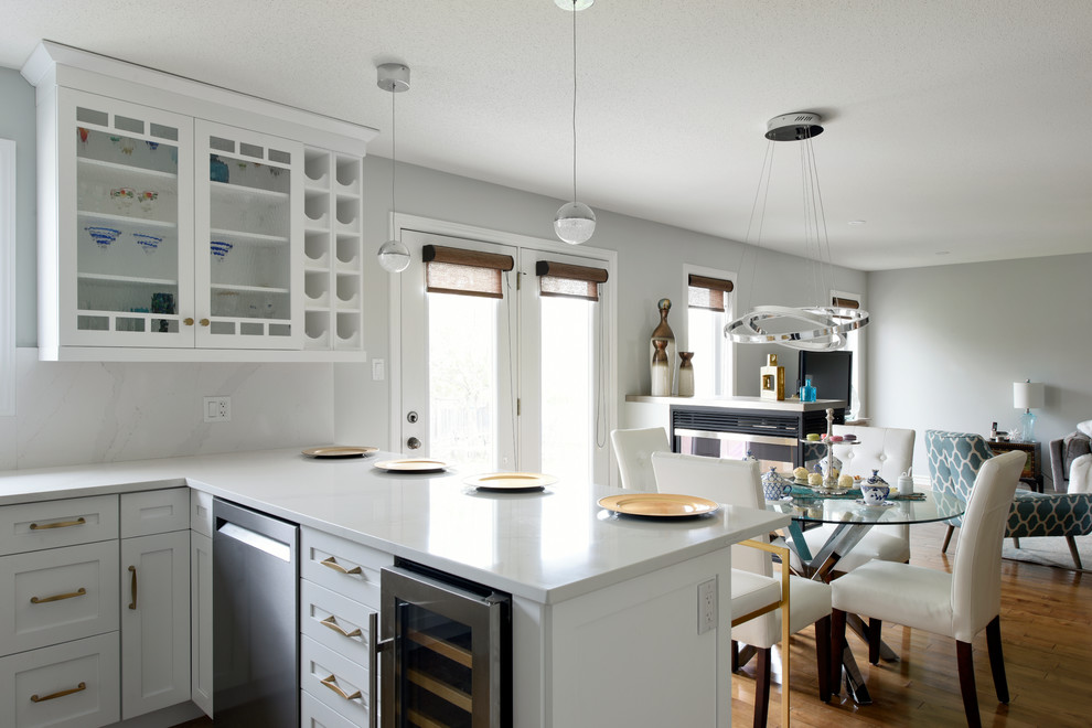 Transitional kitchen photo in Toronto