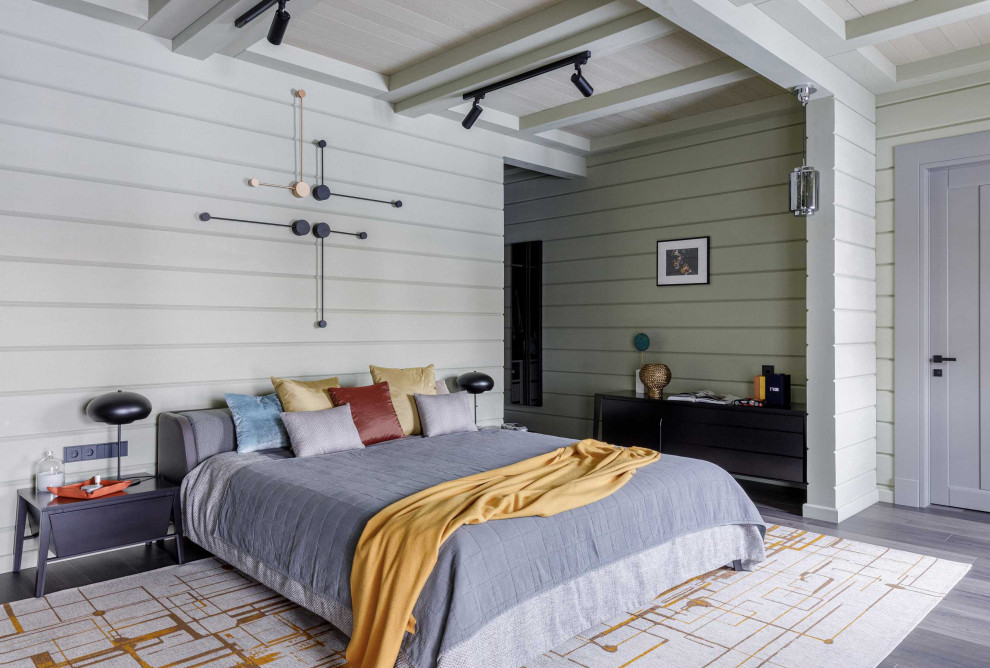 Стильный дизайн: большая спальня в стиле рустика с полом из керамогранита, коричневым полом и балками на потолке - последний тренд