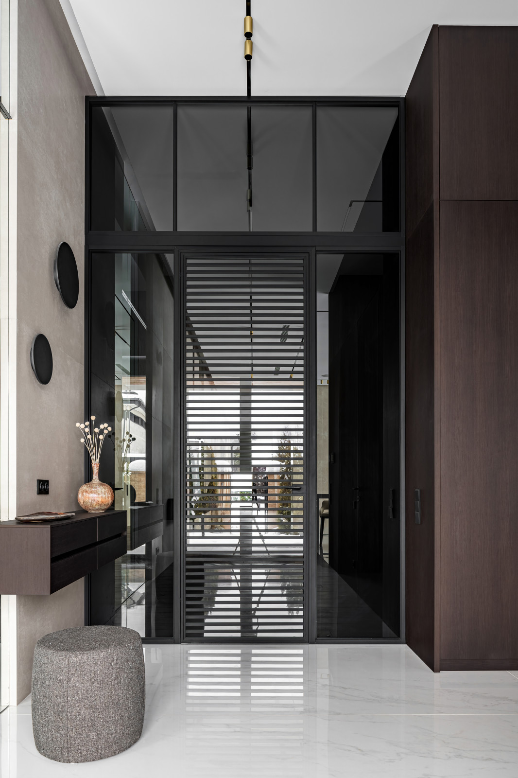 Двухэтажный загородный дом в современном стиле с глиняными акцентами