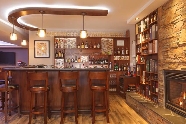 Home bar - craftsman home bar idea in Vancouver