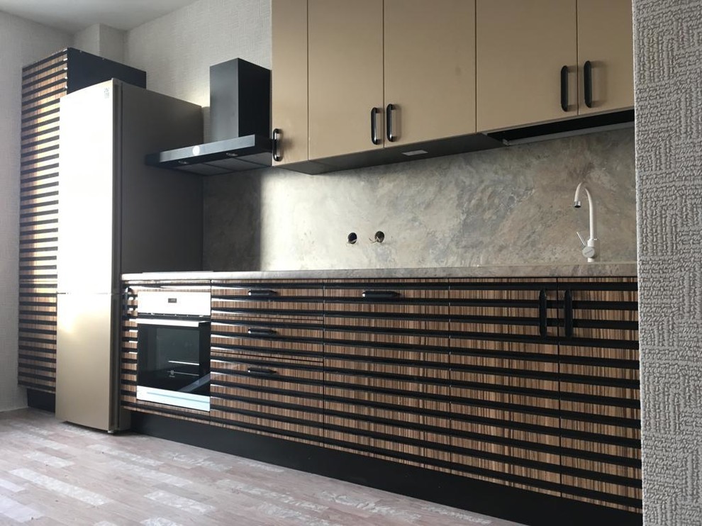 Кухонный гарнитур коричневый, полосатый