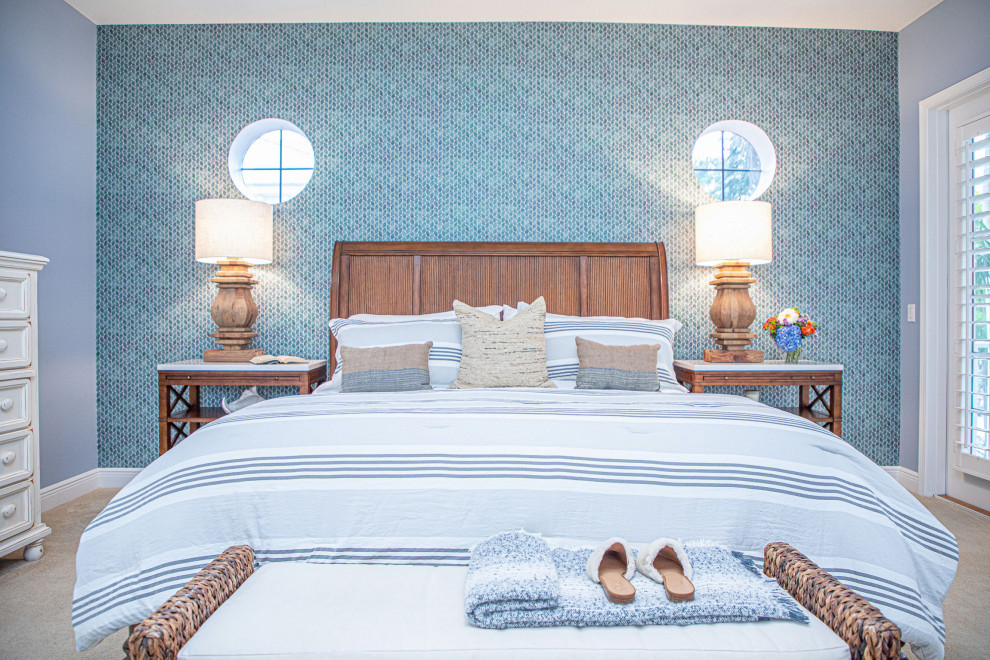 Ispirazione per una camera matrimoniale stile marino di medie dimensioni con pareti blu, moquette, nessun camino e pavimento blu