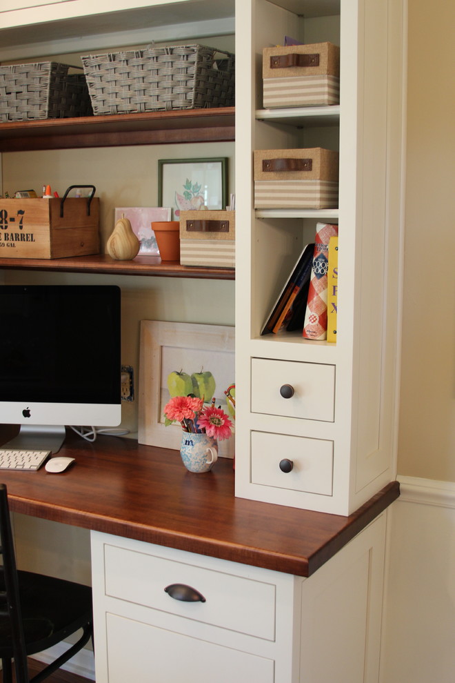 Transitional home design photo in Indianapolis