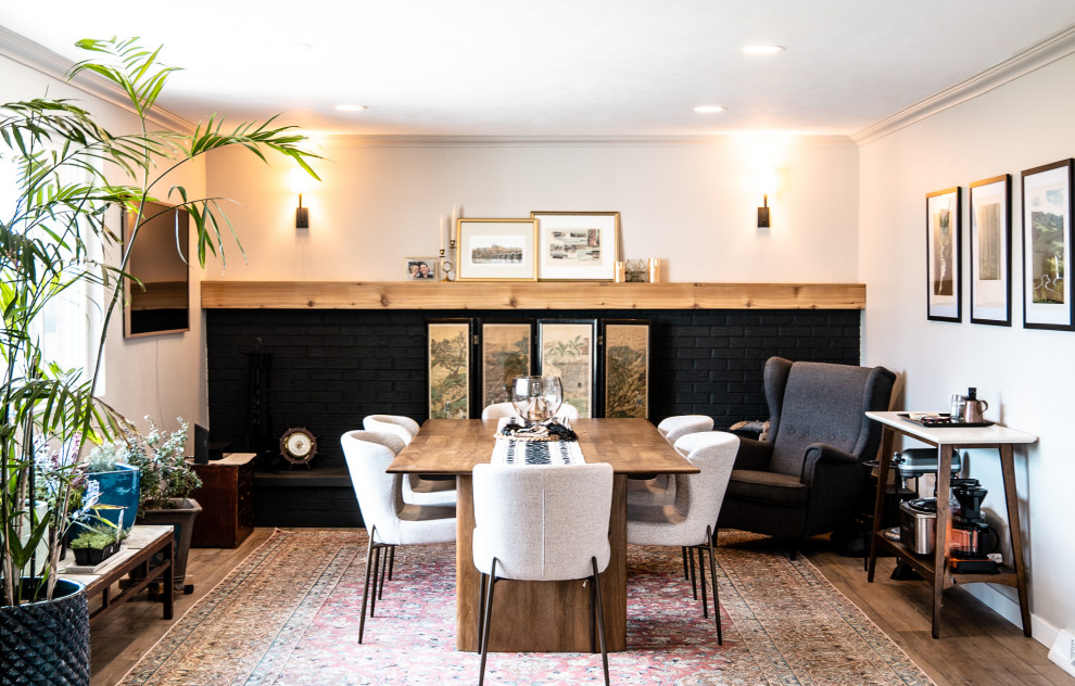 Idéer för att renovera ett mellanstort vintage kök med matplats, med vita väggar, mellanmörkt trägolv, en standard öppen spis och en spiselkrans i tegelsten