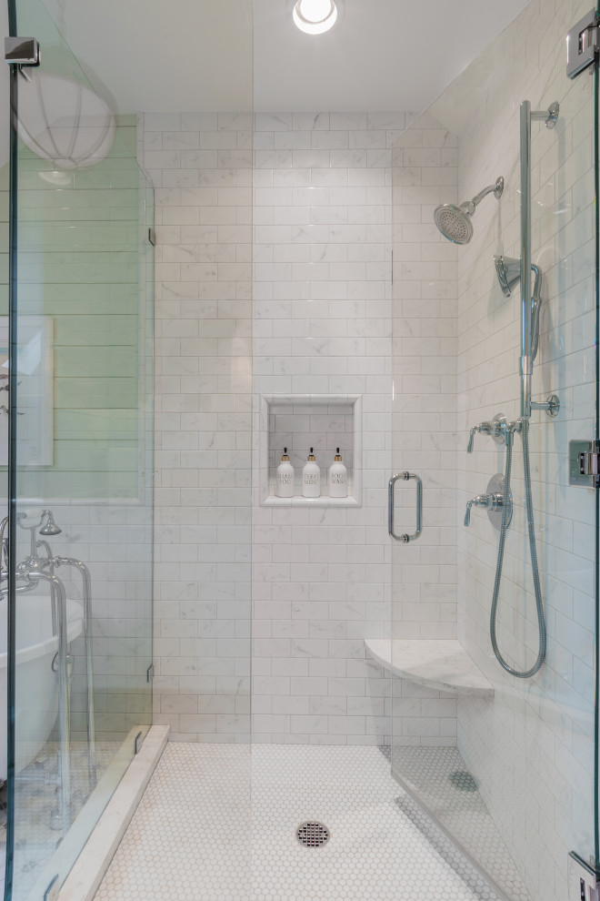 Идея дизайна: маленькая главная ванная комната в морском стиле с фасадами с декоративным кантом, белыми фасадами, ванной на ножках, душевой комнатой, унитазом-моноблоком, белой плиткой, керамической плиткой, зелеными стенами, полом из керамической плитки, консольной раковиной, столешницей из кварцита, серым полом, душем с распашными дверями, белой столешницей, тумбой под одну раковину, встроенной тумбой и деревянными стенами для на участке и в саду