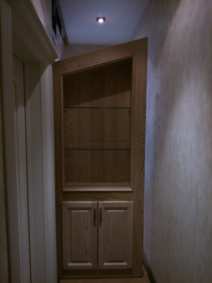 Потайной шкаф под лестницей