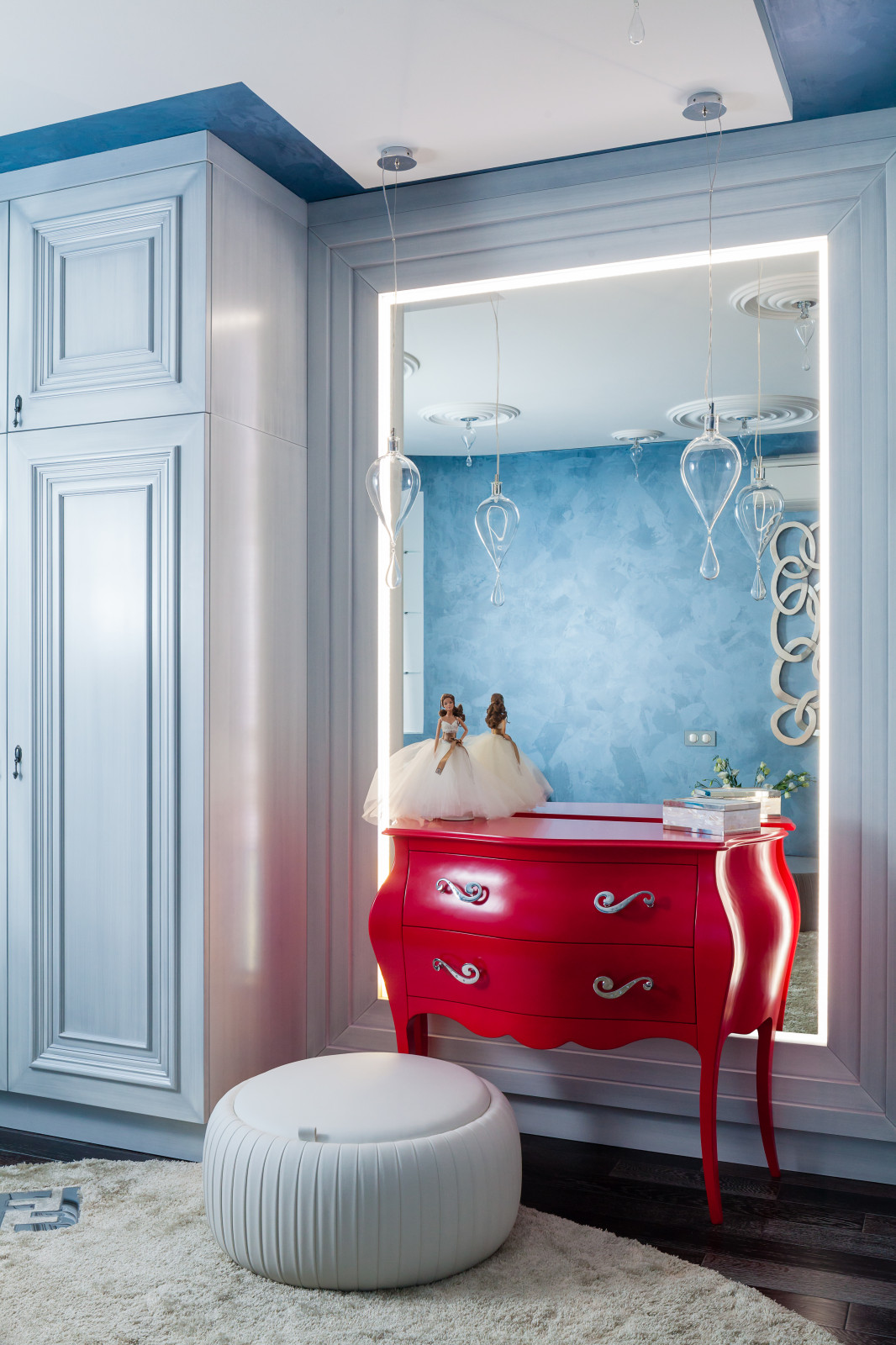 Квартира с гипсовым барельефом