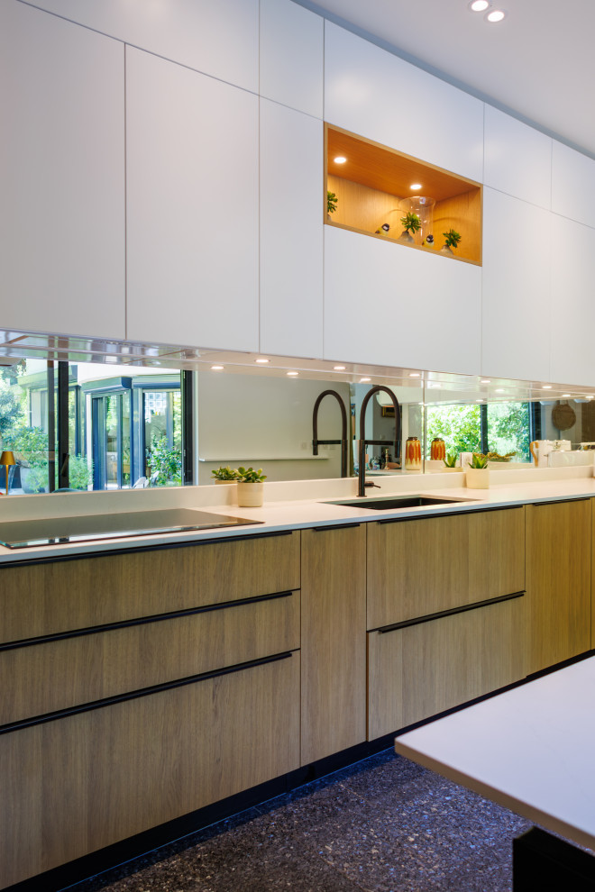 Foto di una cucina design con lavello integrato, ante lisce, ante in legno chiaro, top in quarzite, elettrodomestici in acciaio inossidabile, pavimento in marmo, pavimento blu e top bianco