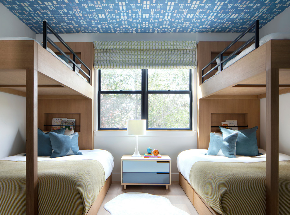 Imagen de dormitorio infantil de 4 a 10 años clásico renovado de tamaño medio con paredes blancas, papel pintado, suelo de madera clara y suelo beige