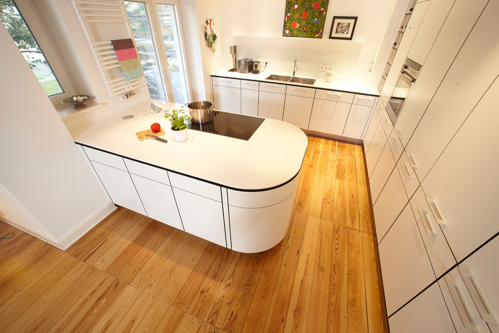 Photo of a contemporary kitchen in Hamburg.