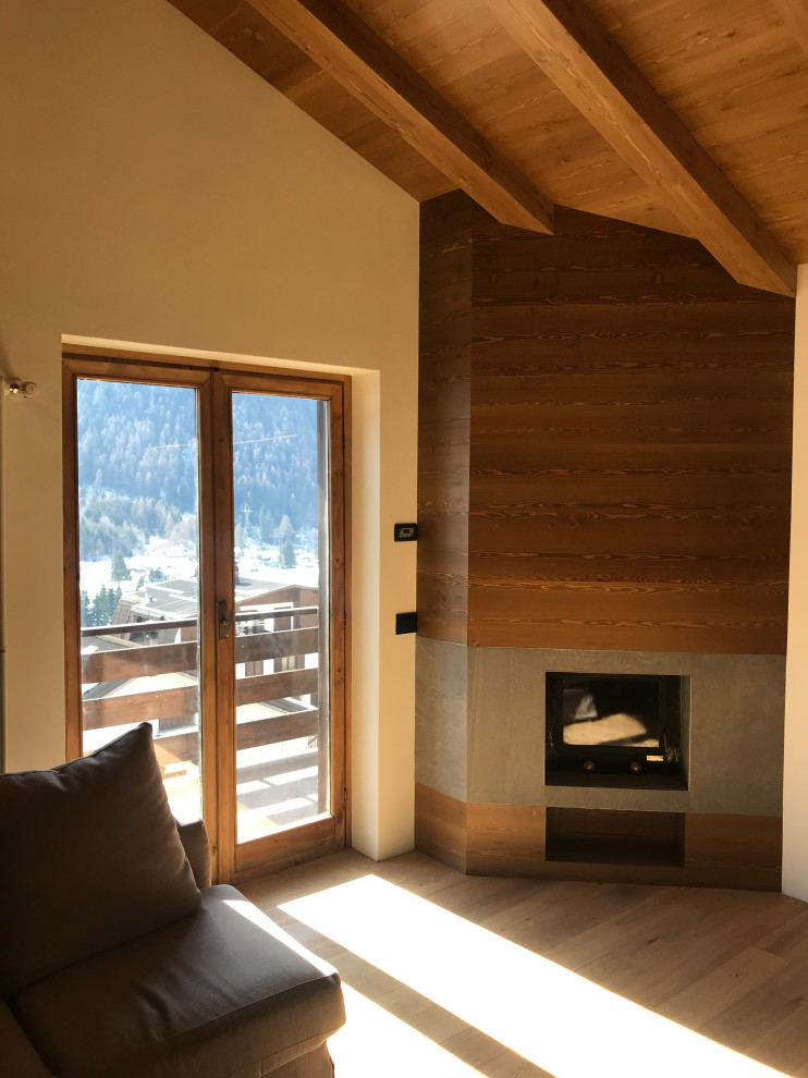 На фото: открытая гостиная комната среднего размера в стиле модернизм с темным паркетным полом, фасадом камина из дерева, телевизором на стене, коричневым полом, деревянным потолком и деревянными стенами