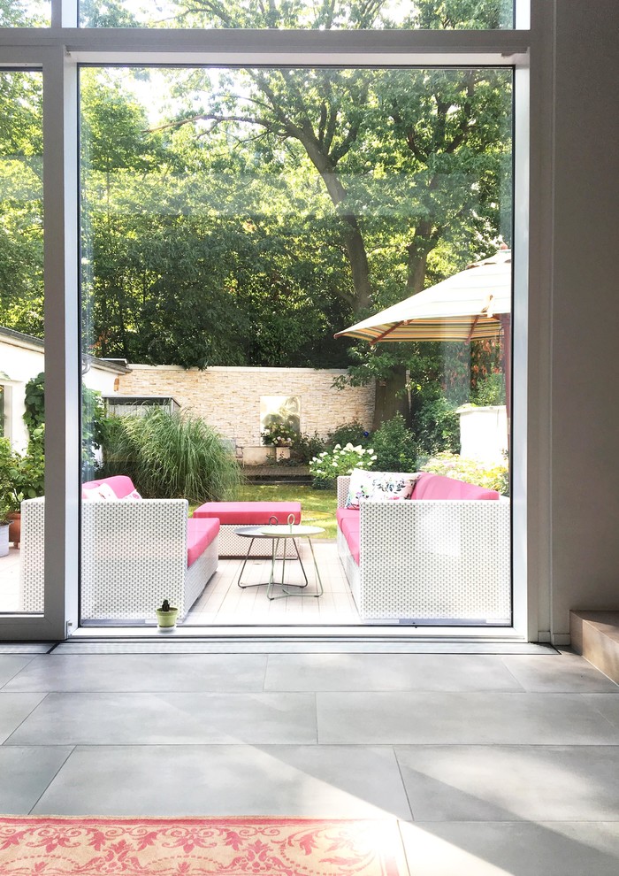 Idee per un giardino contemporaneo esposto a mezz'ombra di medie dimensioni e dietro casa in estate con sassi e rocce e pavimentazioni in cemento
