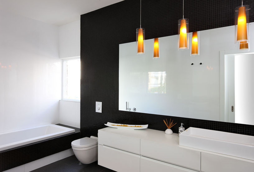 This is an example of a modern bathroom in Tel Aviv.