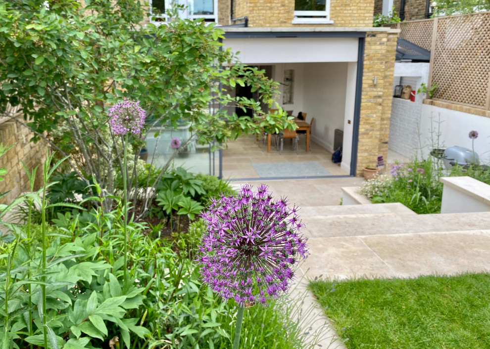 Large contemporary backyard garden in London.