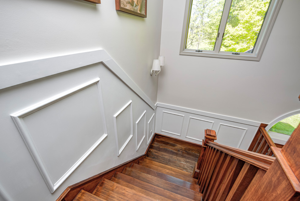 Источник вдохновения для домашнего уюта: п-образная деревянная лестница среднего размера в классическом стиле с деревянными ступенями, деревянными перилами и панелями на стенах