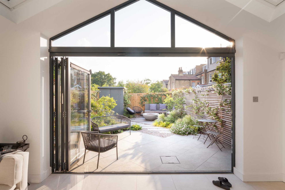 Foto di un piccolo giardino minimal dietro casa con pavimentazioni in pietra naturale
