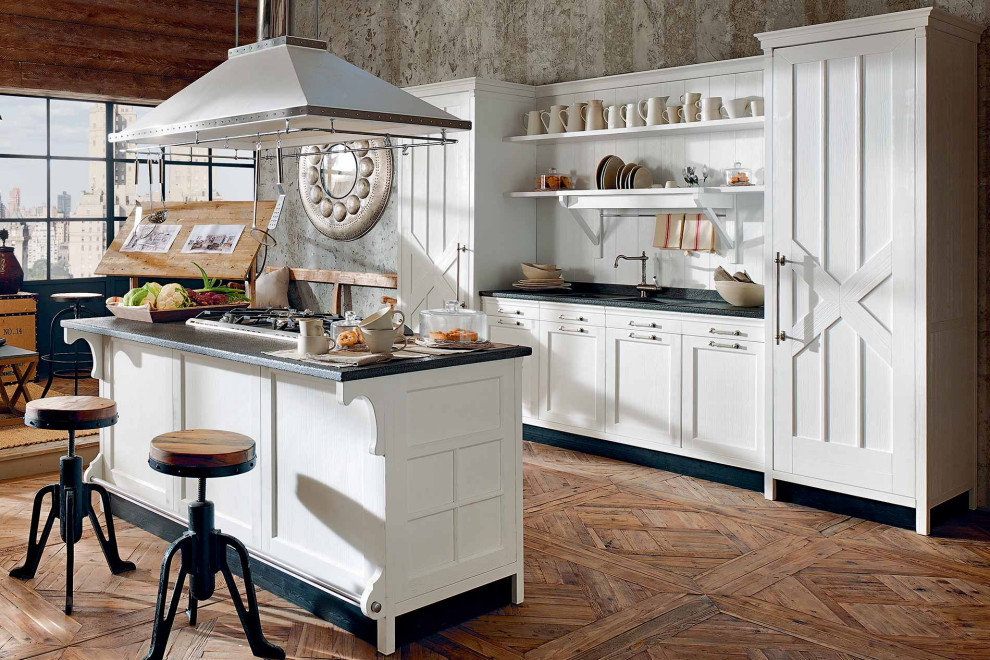 Idéer för ett mellanstort shabby chic-inspirerat svart linjärt kök med öppen planlösning, med en dubbel diskho, skåp i shakerstil, vita skåp, marmorbänkskiva, vitt stänkskydd, stänkskydd i trä, vita vitvaror, mellanmörkt trägolv, en köksö och brunt golv