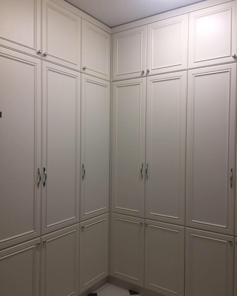 Шкафы для небольшой гардеробной в загородном доме в Солнечногорске