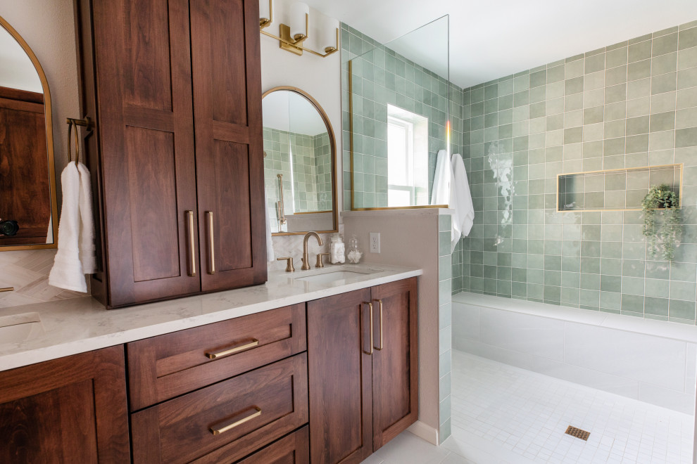 Пример оригинального дизайна: большая главная ванная комната в стиле модернизм с фасадами в стиле шейкер, коричневыми фасадами, открытым душем, унитазом-моноблоком, зеленой плиткой, керамической плиткой, серыми стенами, полом из керамической плитки, накладной раковиной, столешницей из искусственного кварца, серым полом, открытым душем, белой столешницей, сиденьем для душа, тумбой под две раковины и встроенной тумбой