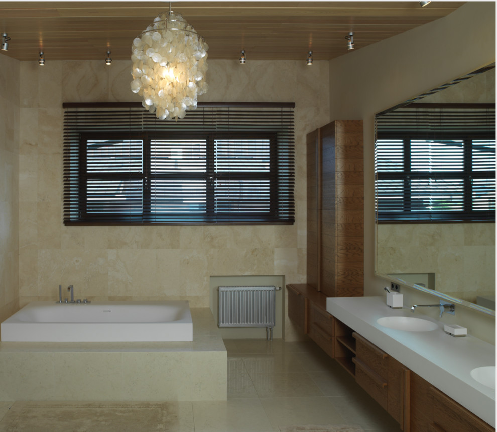 Стильный дизайн: большая главная ванная комната в современном стиле с гидромассажной ванной, душем в нише, унитазом-моноблоком, бежевой плиткой, плиткой из травертина, бежевыми стенами, полом из травертина, накладной раковиной, столешницей из искусственного кварца, бежевым полом, душем с раздвижными дверями, белой столешницей, тумбой под две раковины и деревянным потолком - последний тренд