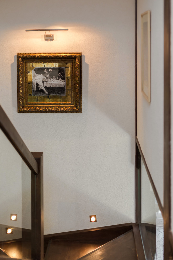 Стеклянный дом в лесу