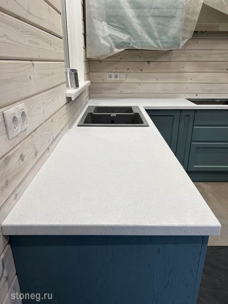 Кухонный остров и столешница из камня Hi-Macs