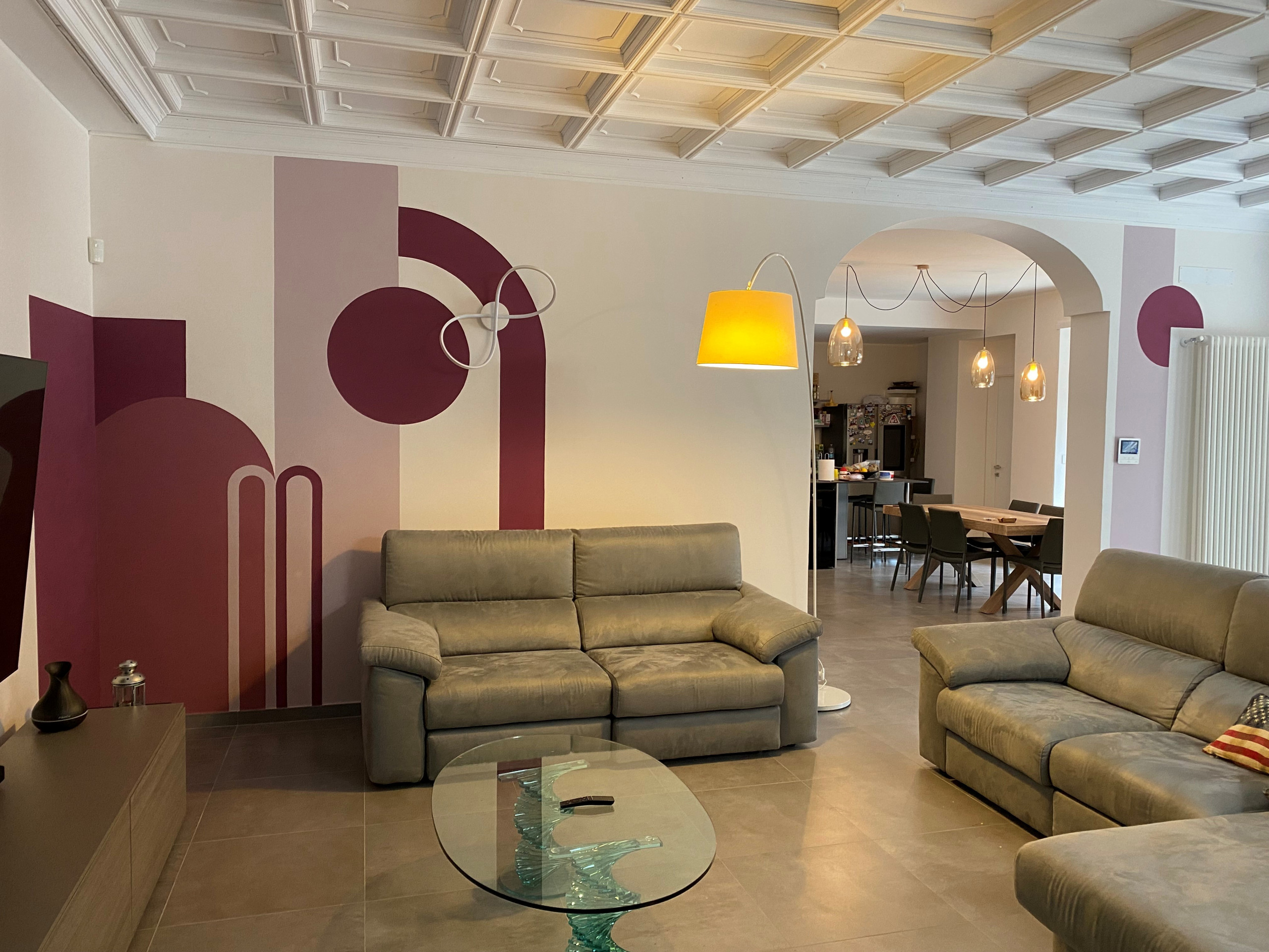 La parete del salone nella realtà dopo la decorazione