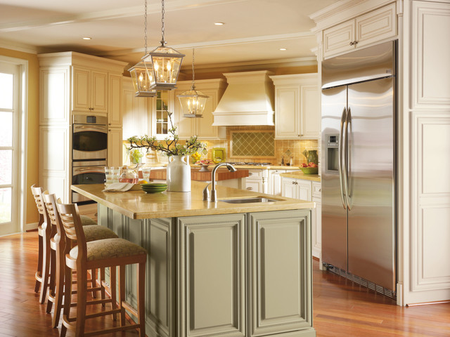 Omega Cabinetry Warm And Inviting Traditional Kitchen