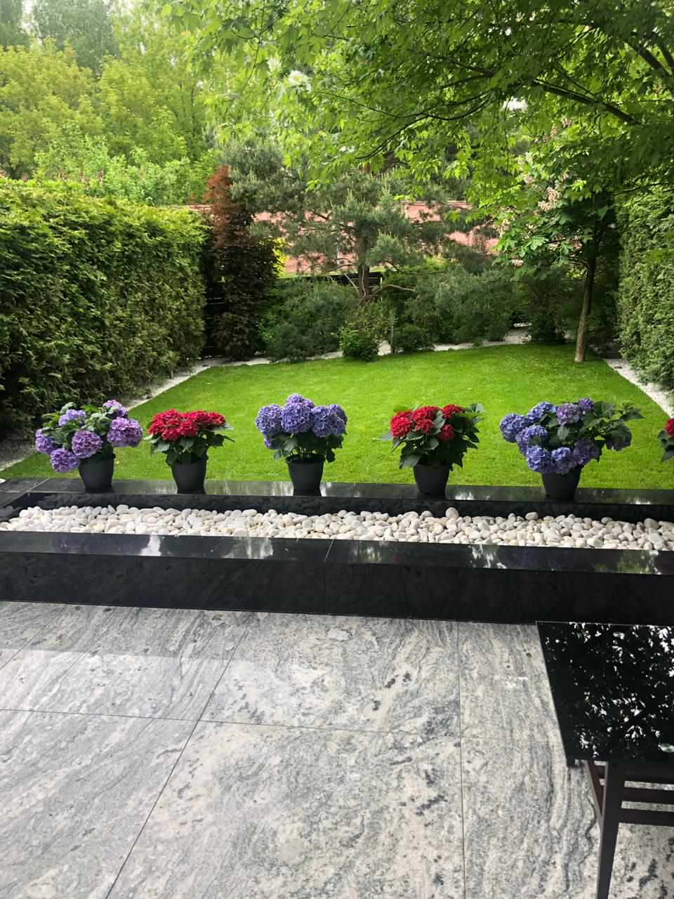 Открытая терраса на заднем дворике загородного дома