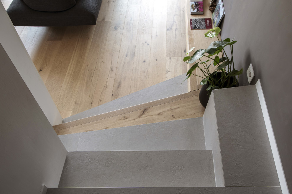 Idée de décoration pour un petit escalier carrelé droit design avec des contremarches carrelées.