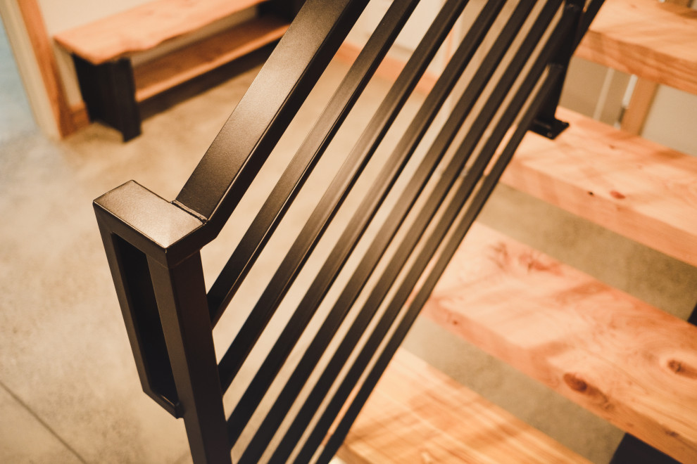 Ejemplo de escalera en L minimalista de tamaño medio sin contrahuella con escalones de madera y barandilla de metal