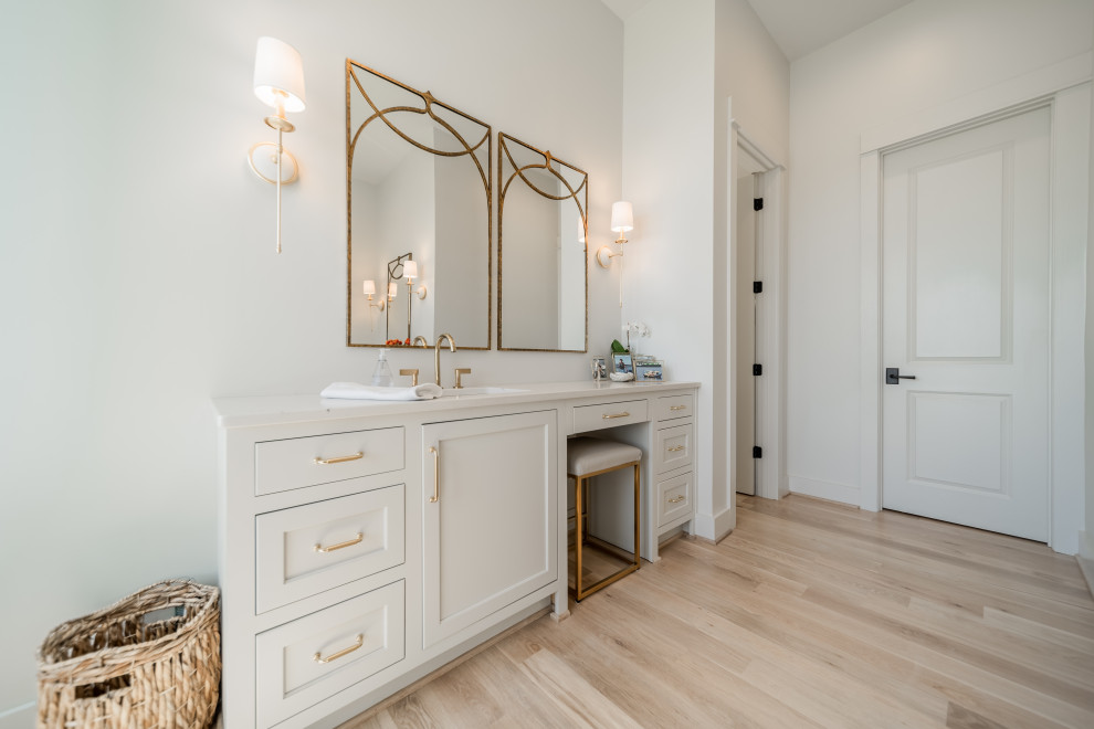 Transitional home design photo in Birmingham