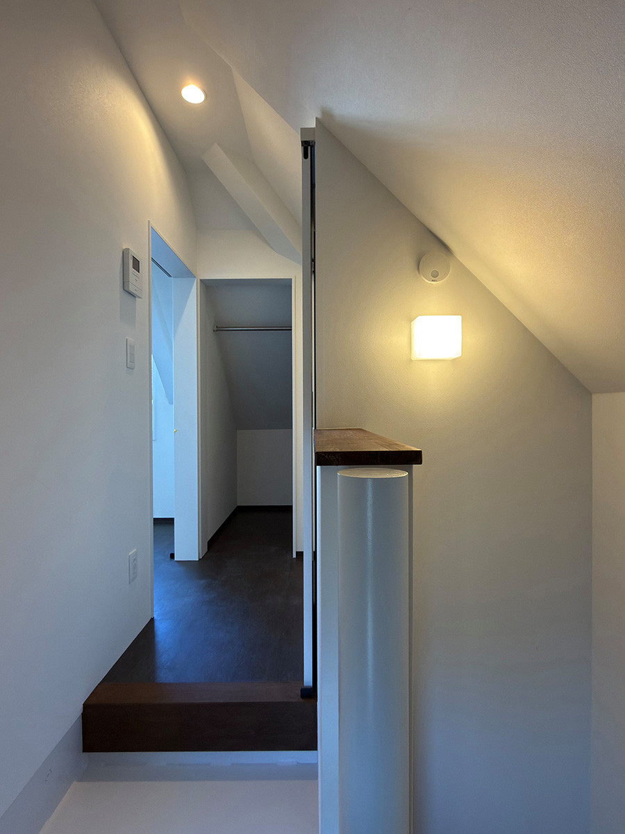 ３階（屋根裏）階段室からホールを望む