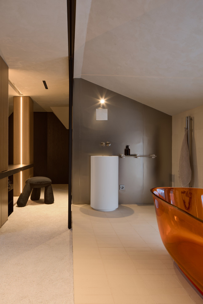 Спальня с прозрачной ванной