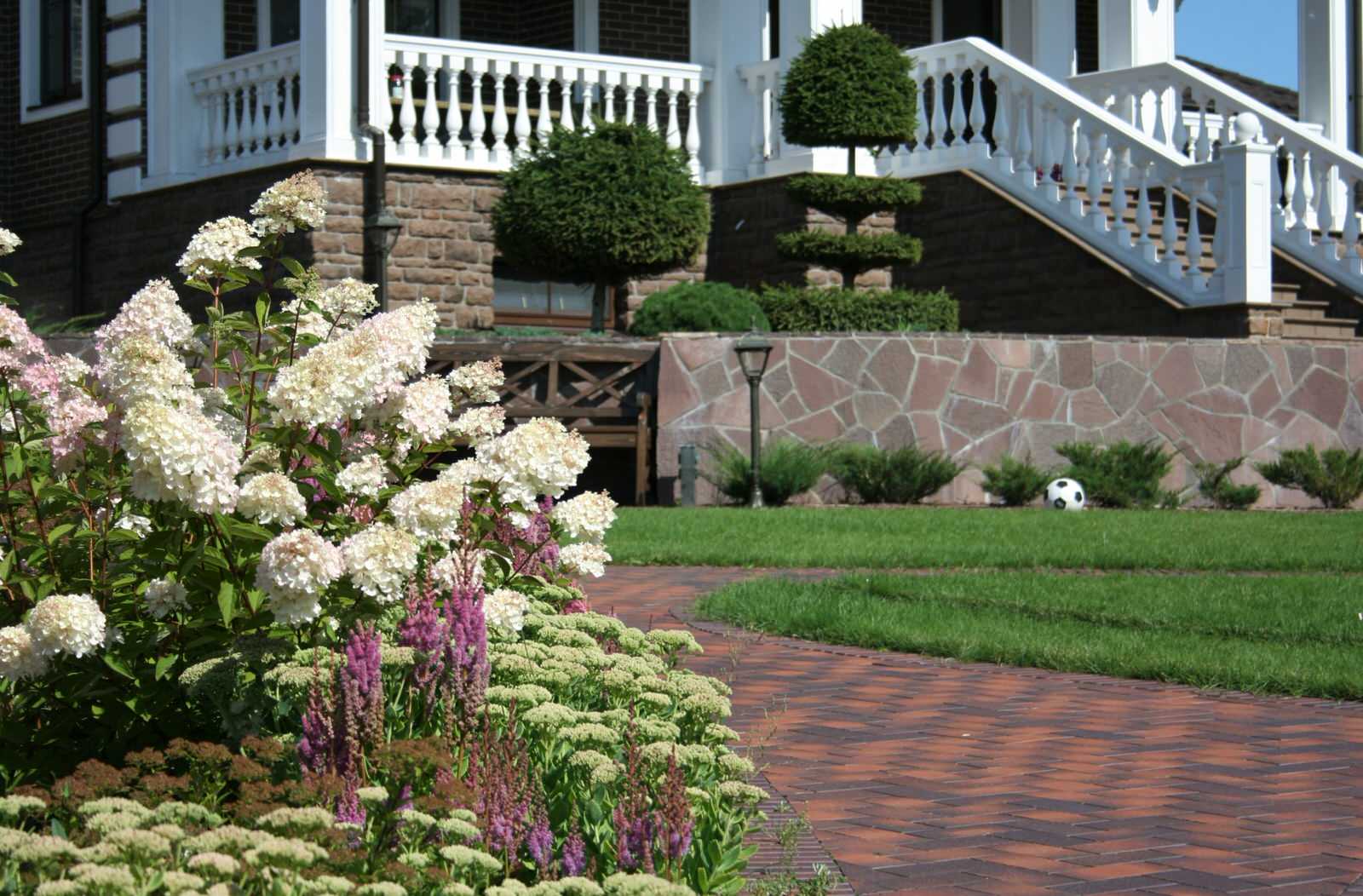 Дизайн участка с уклоном более 7 м.