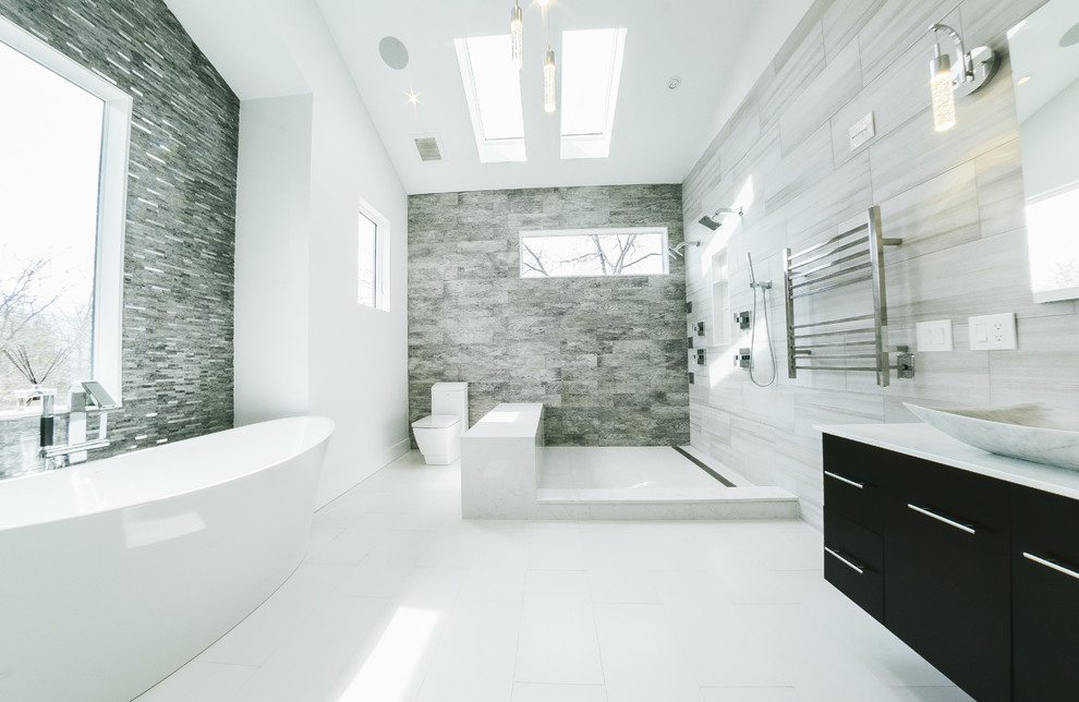 Cette image montre une salle de bain design.