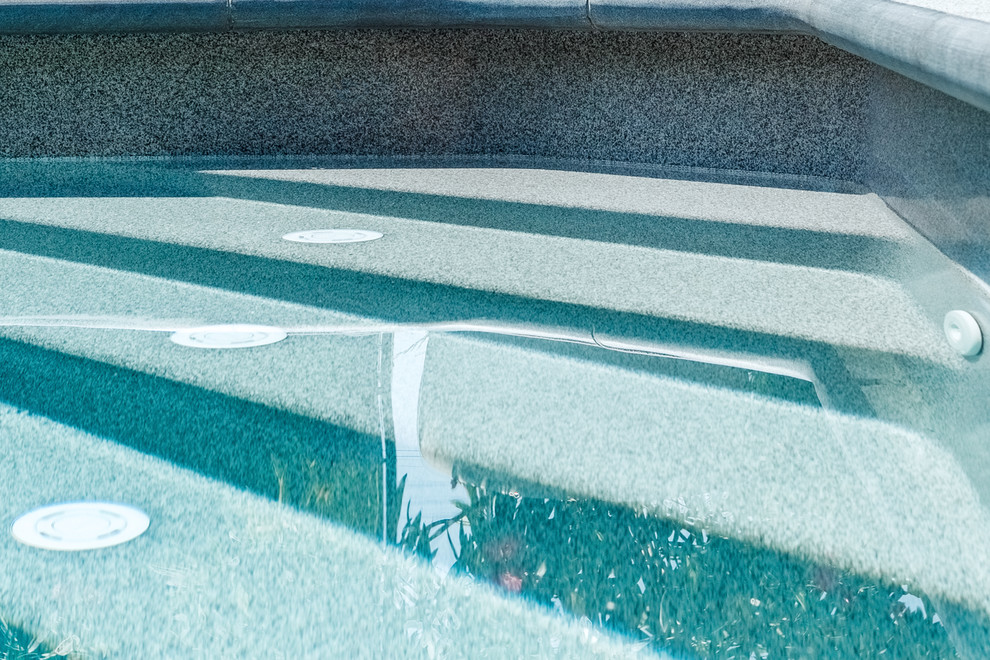 Бассейн на территории частного дома.