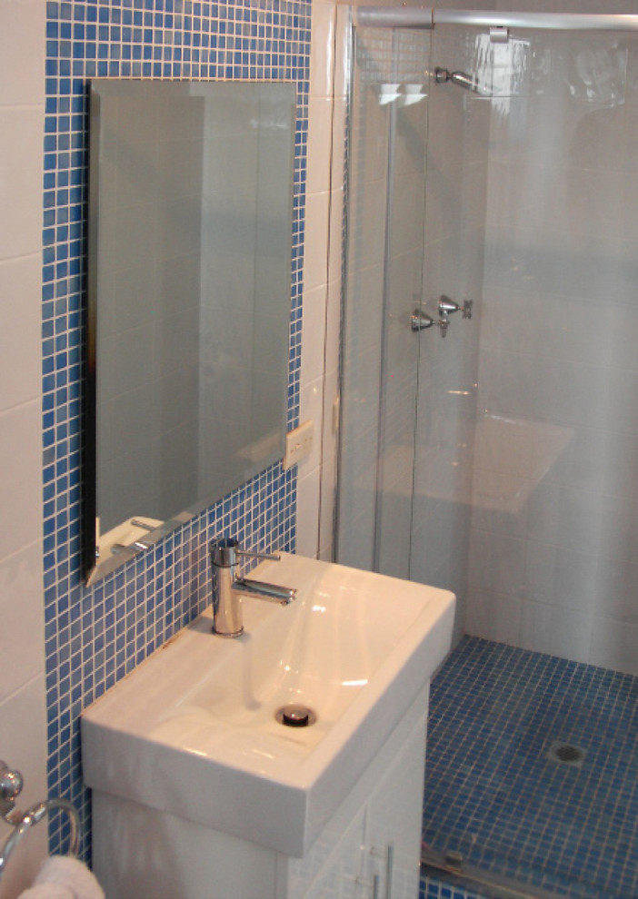 This is an example of a contemporary bathroom in Sydney.