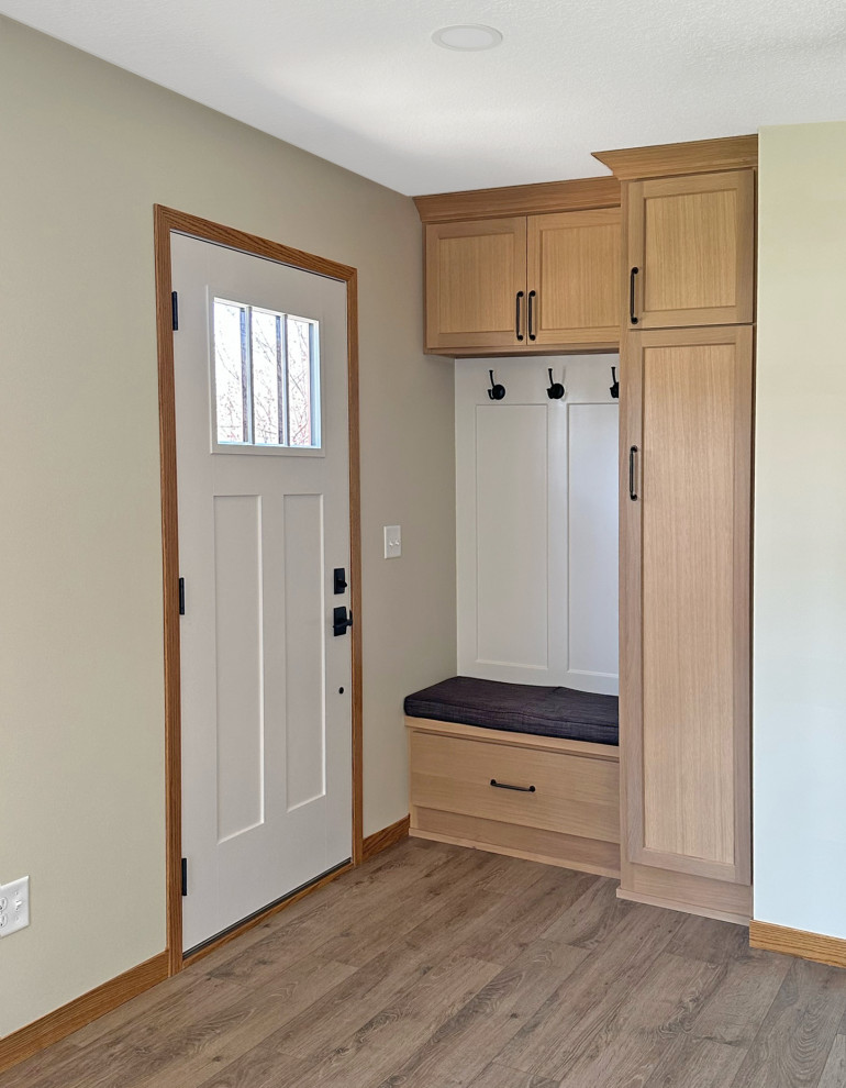 Example of a transitional entryway design in Minneapolis