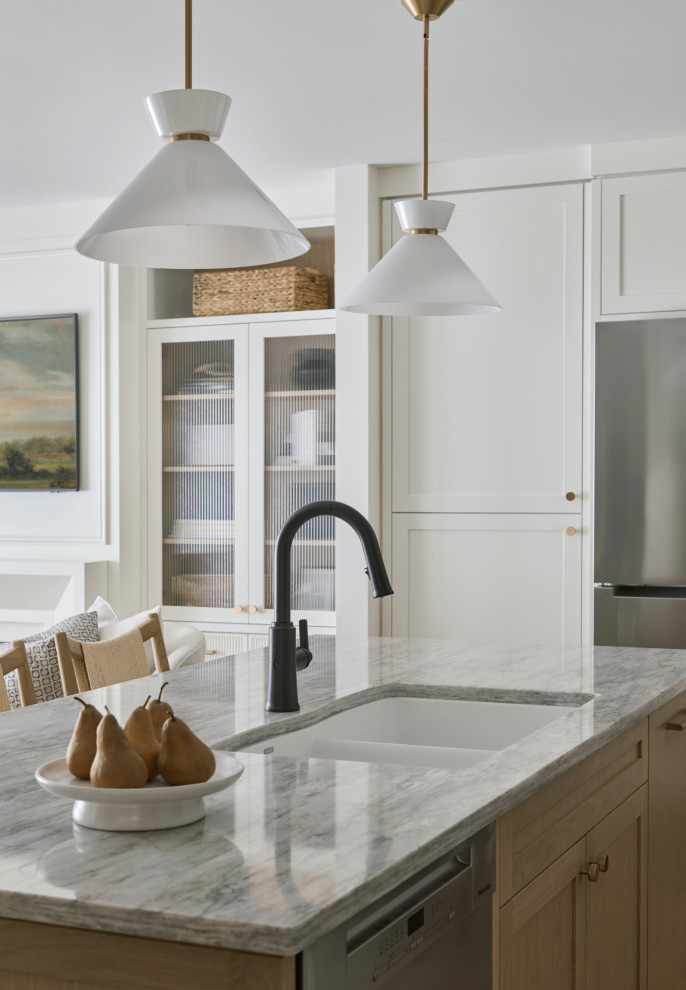 Kitchen - transitional kitchen idea in Toronto