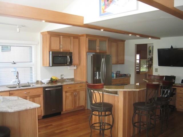 Kitchen - transitional kitchen idea in Chicago