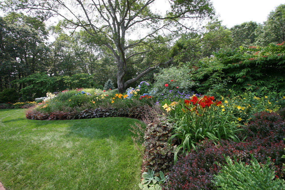Photo of a traditional landscaping in Boston.