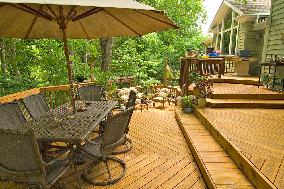 Inspiration for a large traditional backyard deck in Los Angeles with no cover.