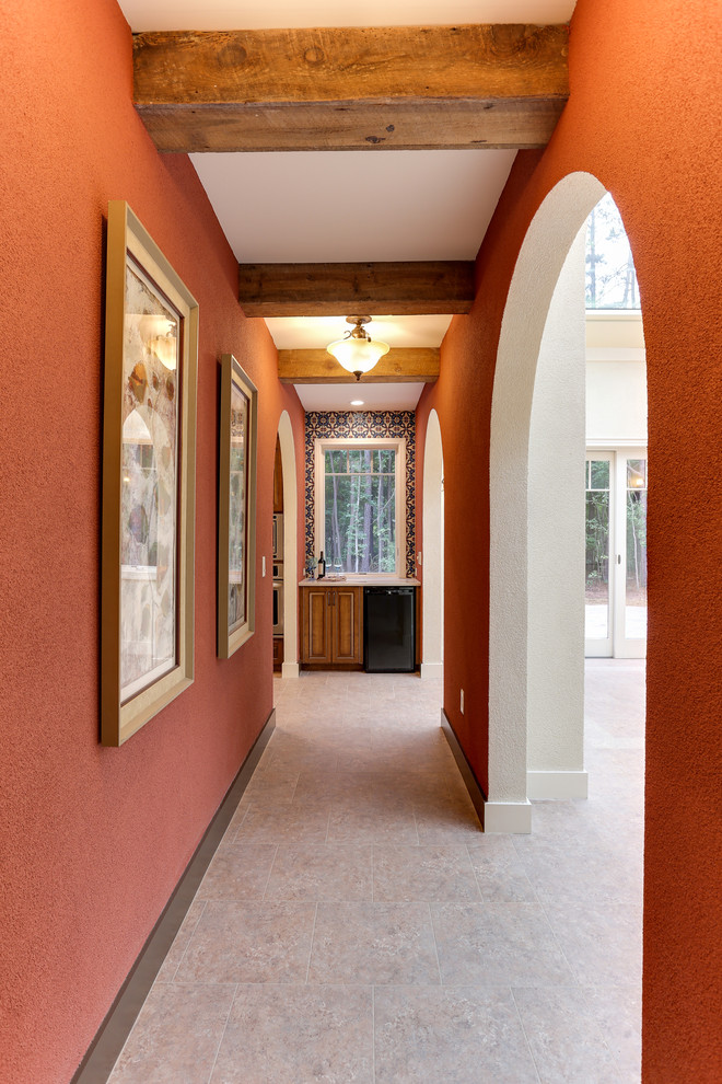 ローリーにある地中海スタイルのおしゃれな廊下 (赤い壁、クッションフロア、ベージュの床) の写真