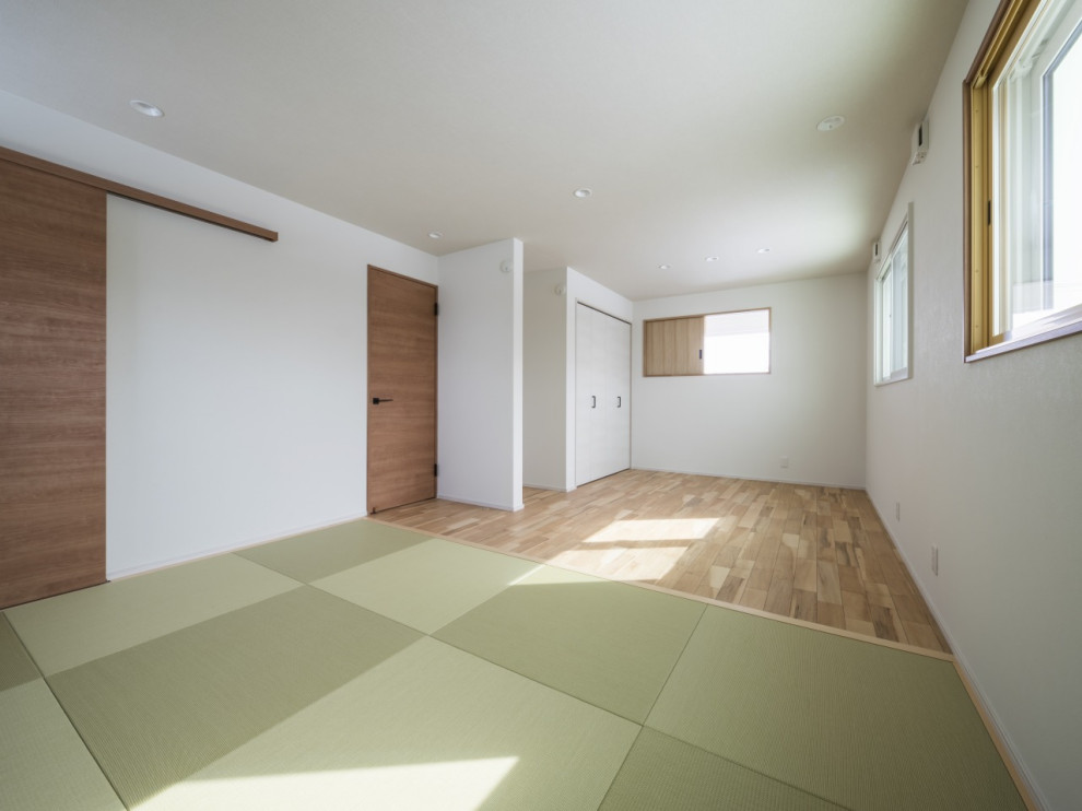 Foto de dormitorio principal y blanco moderno de tamaño medio con suelo de madera clara, suelo marrón, papel pintado, papel pintado y paredes blancas