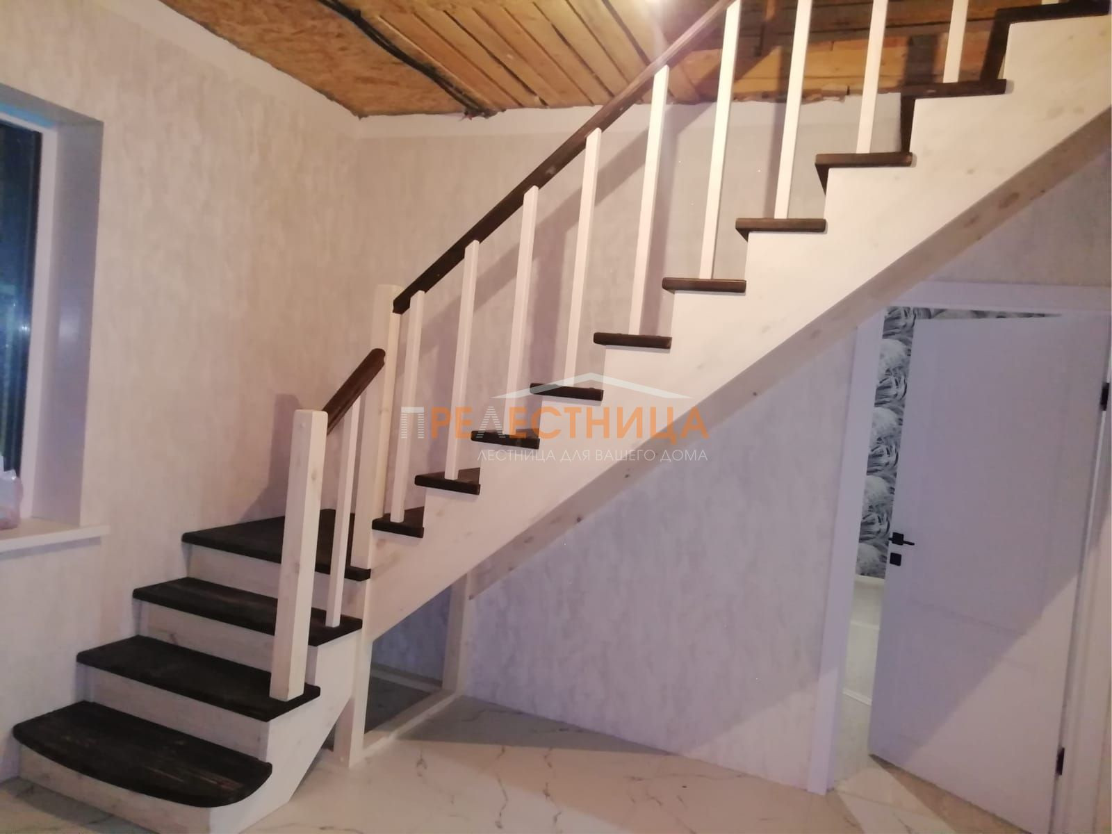 Деревянная Г-образная лестница из сосны