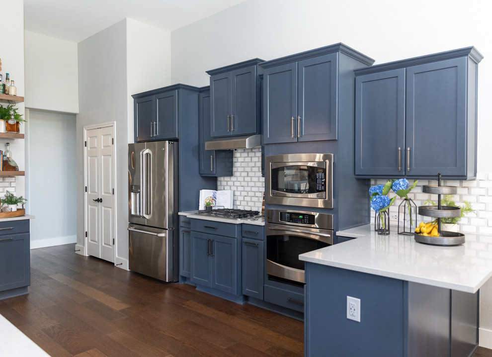 Urige Küche ohne Insel mit blauen Schränken, Rückwand aus Mosaikfliesen und Küchengeräten aus Edelstahl in Austin