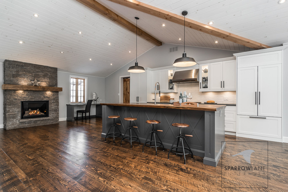 Transitional kitchen photo in Toronto
